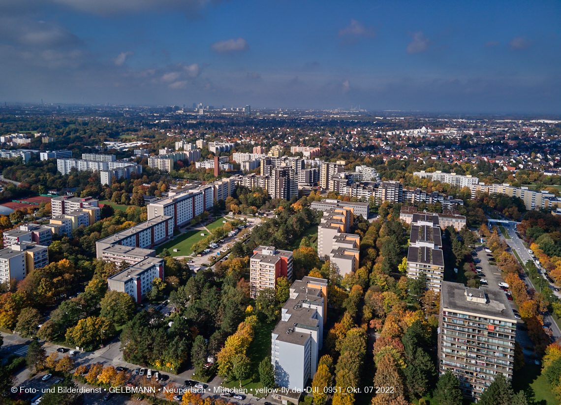 13.10.2022 - Das Marx-Zentrum und Wohnanlage Karl-Marx-Ring 52-62 in Neuperlach